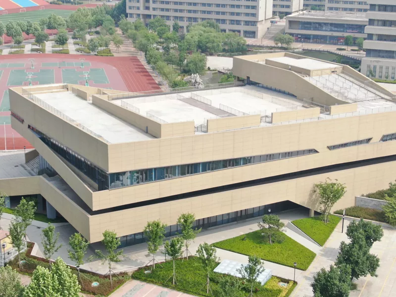 Kial Elekti Lernejan Ŝtalan Konstruaĵon por Via Venonta Kampusa Projekto?