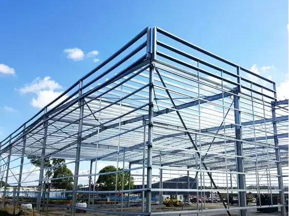 Praktika kaj bela prefabla metala ŝtala konstruaĵo por magazeno